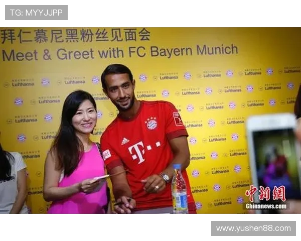 幼儿与足球明星亲密合影展现梦想与希望的美好瞬间